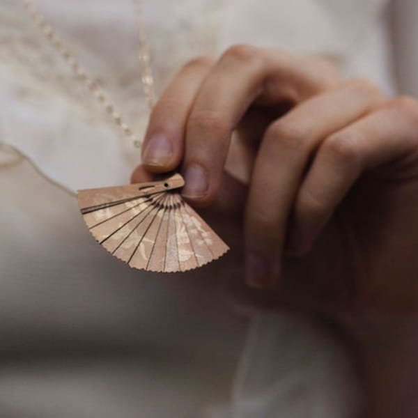 Collier d’éventail japonais, collier d’éventail pliant, collier de déclaration, pendentif d’éventail pliant, collier de déclaration vintage GRAND VENTILATEUR PLIANT