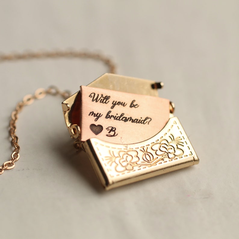 Gepersonaliseerde gegraveerde medaillon HALSKETTING, gouden envelop ketting, voorstel bruidsmeisje ketting, gepersonaliseerde gravure, goud reliëf ENV afbeelding 2