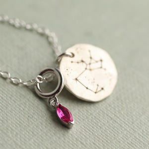 Collar con constelación del zodiaco en plata de ley: regalo astrológico grabado