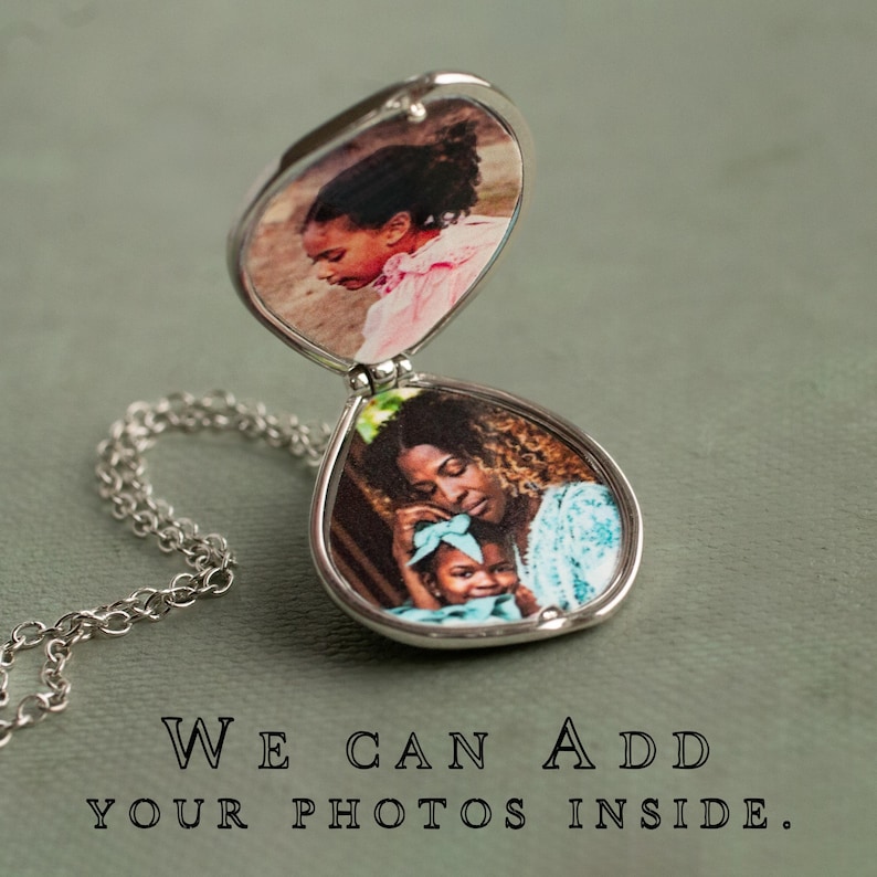 Peut inclure: Collier avec un m&eacute;daillon argent&eacute; &agrave; deux compartiments ovales, chacun contenant une photographie couleur. Le compartiment sup&eacute;rieur montre un enfant en rose, et le bas une m&egrave;re et un enfant. Le texte "WE CAN ADD YOUR PHOTOS INSIDE" est en bas.