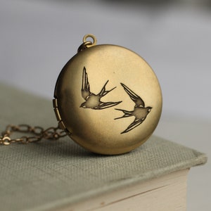 Collier médaillon oiseau avec photos, collier hirondelle, collier gravé, médaillon personnalisé, 2 médaillons oiseaux image 2