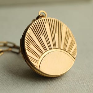 Art Deco Sun Locket Halskette: Personalisiertes graviertes Goldmessing Foto-Medaillon LKGP-316