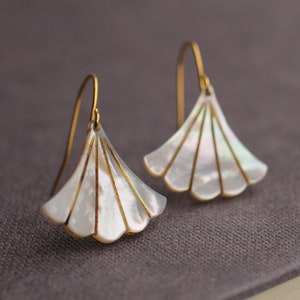 Pendientes colgantes de perlas, pendientes nupciales Art Déco, pendientes de boda dama de honor, pendientes blancos de abanico, perlas nupciales modernas, PENDIENTES DE VENTILADOR MOP imagen 6