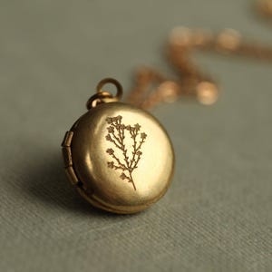 Médaillon en or avec photos, petit collier médaillon rond, collier photo personnalisé, médaillon gravé personnalisé, cadeau attentionné unique LKGP-23