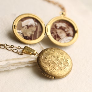 Flower Locket Necklace, Antique Gold Victorian Brocade Engraved Personalised Photo Locket Botanical Leaf Jewelry Gold, FLOWER LOCKET image 3