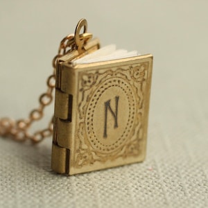 Collar con medallón de libro dorado con fotos, collar rectangular victoriano personalizado, regalo para propuesta de matrimonio, regalo para dama de honor, inicial grabada LKGP-5