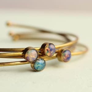 Vintage messing opaal armband: sierlijke stapelsieraden