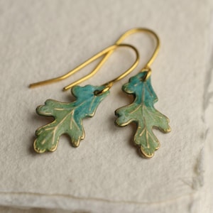 Pendientes de hojas de roble turquesa: joyas delicadas para otoño.
