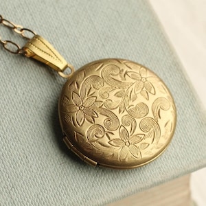 Personalized Victorian Flower Locket Necklace: Photo Locket with Custom Engraving, LKGP-27