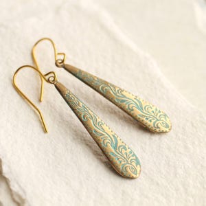 Boucles d&#39;oreilles pendantes florales en laiton turquoise : style bohème art nouveau