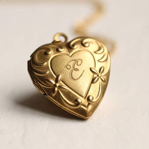Photo de collier médaillon coeur, médaillon initial en or, Art nouveau, collier Art déco, collier photo gravé personnalisé, cadeau unique LKGP-6