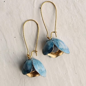 Pendientes de campanilla azul: pendientes azules esmaltados a mano en Escocia