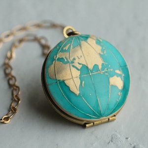 Médaillon de collier carte, collier globe personnalisé, collier planète Terre, médaillon turquoise personnalisé, idée cadeau de voyage de remise des diplômes LKGP-35
