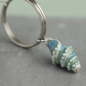 Malutki brelok z zawieszką w kształcie muszli, prezent na szczęście, zawieszka do torby, prezent na parapetówkę, ceramiczna zawieszka do torebki, prezent urodzinowy dla przyjaciela
