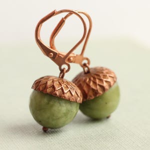 Pendientes de bellota verde oliva musgo: jade y cobre antiguo, joyas otoñales