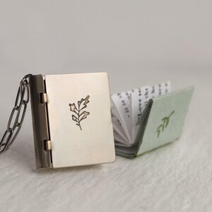 Collana con ciondolo a forma di libro, collana personalizzata per sorella, nonna, madre, regalo di laurea, regalo di Natale personalizzato, GRANDE LIBRO IN ARGENTO