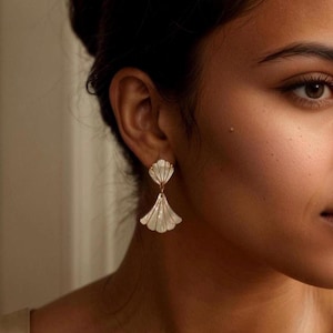 Pendientes de perla, pendientes de novia art déco, regalo de boda, regalo de dama de honor, pendientes blancos, joyería nupcial con un toque alternativo.