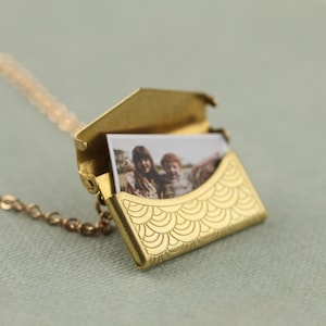 Collar con medallón Art Deco con fotos, collar con medallón de oro personalizado, collar con sobre de oro grabado, sobre de vieira de oro con fotos