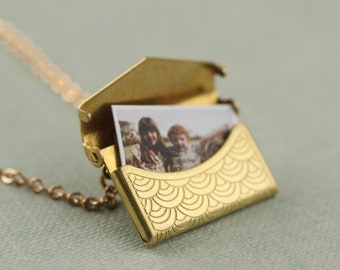 Art Deco medaillon HALSKETTING met foto's, gepersonaliseerde gouden medaillon HALSKETTING, gegraveerde gouden envelop ketting, GOUDEN SCALLOP ENV WlTH PH0TOS