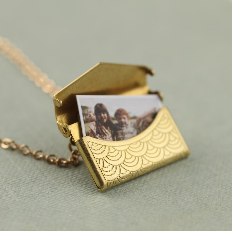 Art Deco Locket Necklace with Photos, Personalized Gold Locket Necklace, Engraved Gold Envelope Necklace, GOLD SCALLOP ENV WlTH PH0TOS image 1