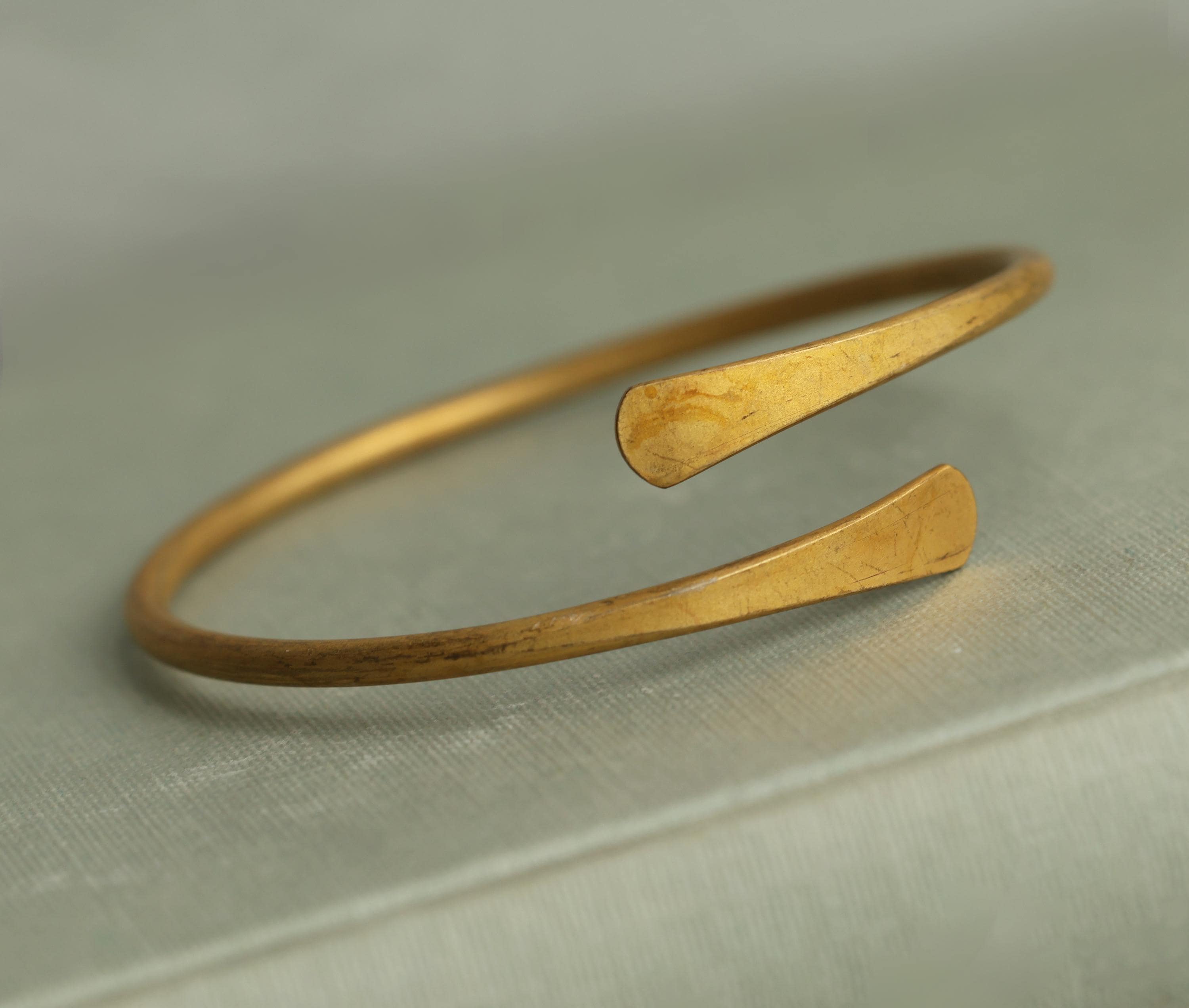 Bracelet Vintage en Métal Doré Style Rétro - Pièce Unique pour Collectionneurs - Montres & Bijoux
