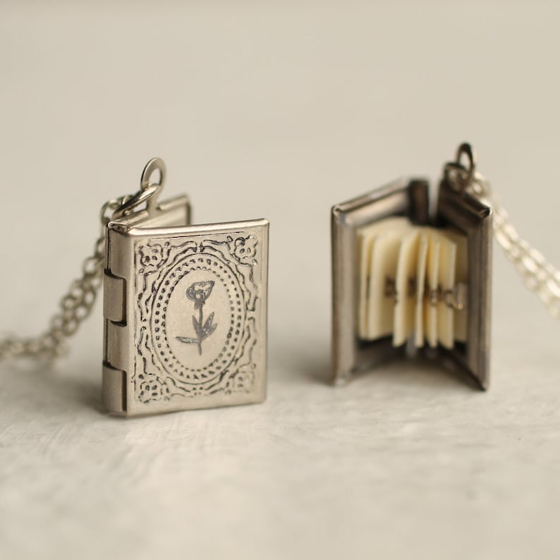 Collar de medallón de libro de plata, medallón con foto, collar grabado para hermana, collar inicial, medallón de graduación, LIBRO VICT DE PLATA imagen 1