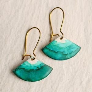 Groene aquarel drop oorbellen, geëmailleerd handgeschilderd messing