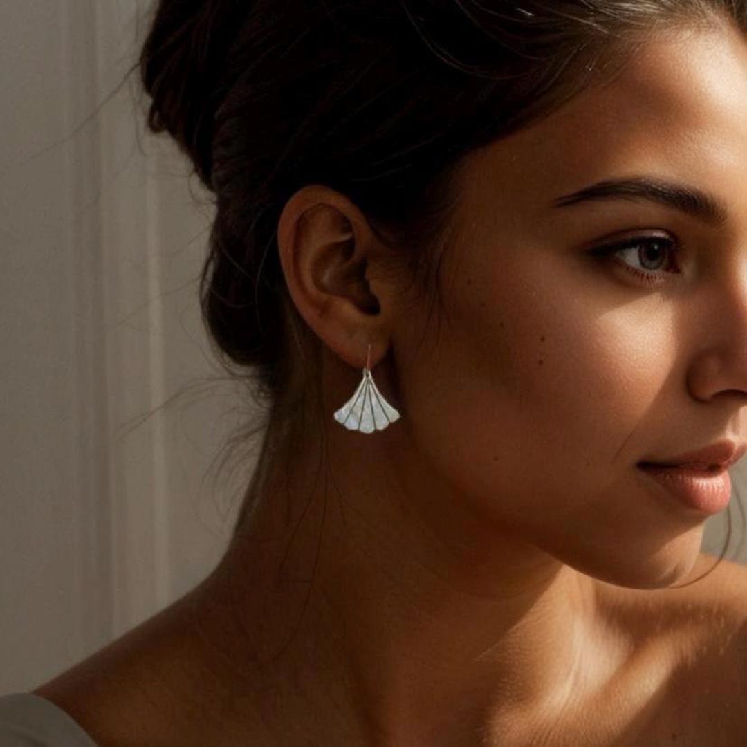 Boucles D'oreilles En Nacre Gravée Couleur Ivoire Et Argent 925 - Neuf Sans Emballage