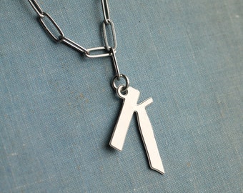 Collier initial typographie alphabet, collier prénom original, cadeau personnalisé fait main pour fille, grosse chaîne de trombone, ABC argent