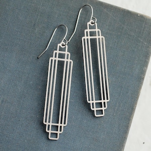 Zilveren art-decodruppeloorbellen: architectonisch geometrisch minimalistische sieraden