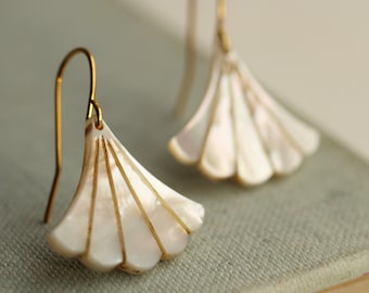 Pendants d'oreilles perle, boucles d'oreilles de mariée art déco, boucles d'oreilles de mariage demoiselle d'honneur, boucles d'oreilles éventail blanc, perle de mariée moderne, boucles d'oreilles éventail