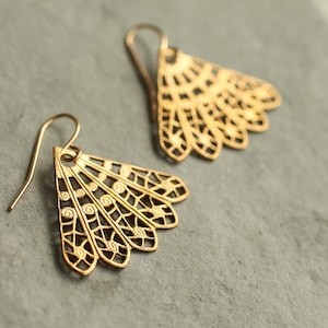 Boucles d&#39;oreilles éventail en filigrane en laiton doré : bijoux de mariée en dentelle bohème