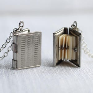 Halsband med silverrandigt bokmotiv och personligt foto, LKSP-5