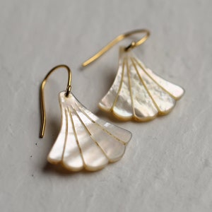 Pendientes colgantes de perlas, pendientes nupciales Art Déco, pendientes de boda dama de honor, pendientes blancos de abanico, perlas nupciales modernas, PENDIENTES DE VENTILADOR MOP imagen 5