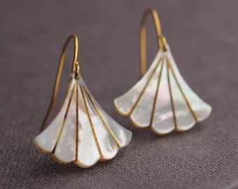 Pendientes colgantes de perlas, pendientes nupciales Art Déco, pendientes de boda dama de honor, pendientes blancos de abanico, perlas nupciales modernas, PENDIENTES DE VENTILADOR MOP