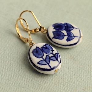 Delft Blau Tulpen Ohrringe: Porzellan Keramik Blütenschmuck