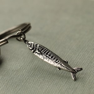 Brelok z zawieszką Tiny Sardine, Powodzenia, Prezent na parapetówkę, Zawieszka do torebki z sardynką, Brelok do kluczy w kształcie srebrnej rybki, Prezent urodzinowy dla niego