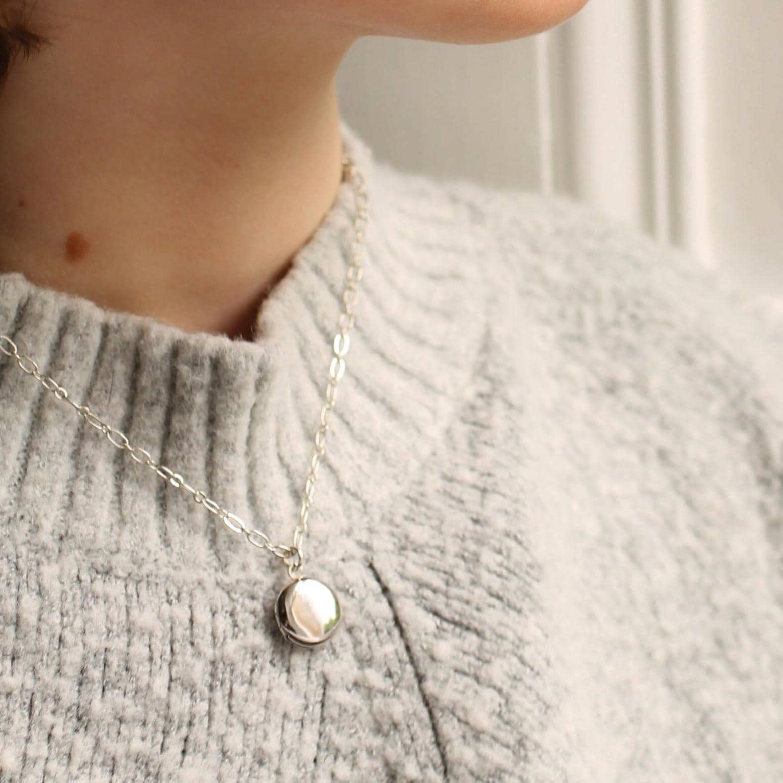 Silver Locket Necklace with Photos, Tiny Locket, Personalised Necklace, Personalized Necklace, Engraved Locket, Tiny Silver Round LKSP-9