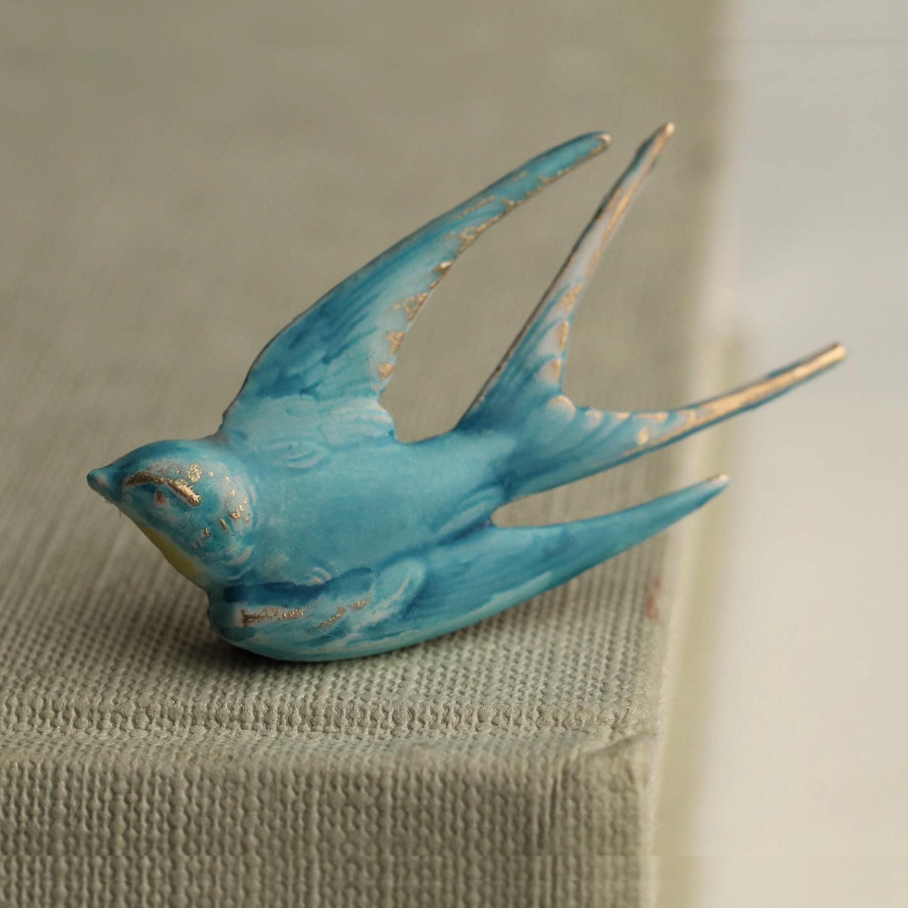 ツバメ鳥のブローチ：ダスティブルーのヴィンテージピン - Etsy 日本