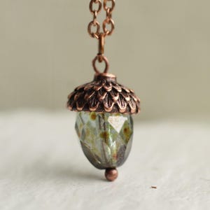 Collar de bellota verde oliva: joyas de otoño
