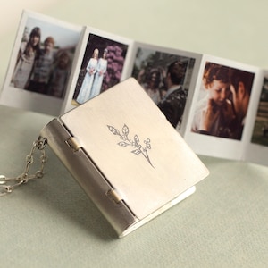 Zilveren medaillonketting voor fotoalbum: gepersonaliseerde polaroid aandenken, gegraveerde geboortebloem, LKGP-61