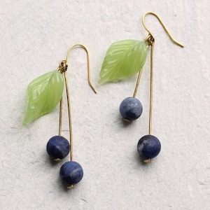 Pendientes Blueberry: Pendientes largos y llamativos con gema y cristal de ópalo.