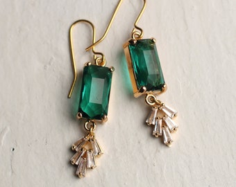 Boucles d'oreilles art déco émeraude, art nouveau, boucles d'oreilles pendantes diamant vert baguette rectangle Chrysler 1920 vintage EMERALD BAR CRYSTALCHRYSLER