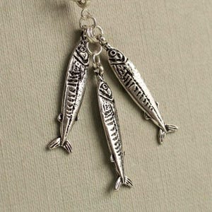 Collana con ciondolo a forma di sardina in argento: dettaglio realistico e curato nei minimi particolari.