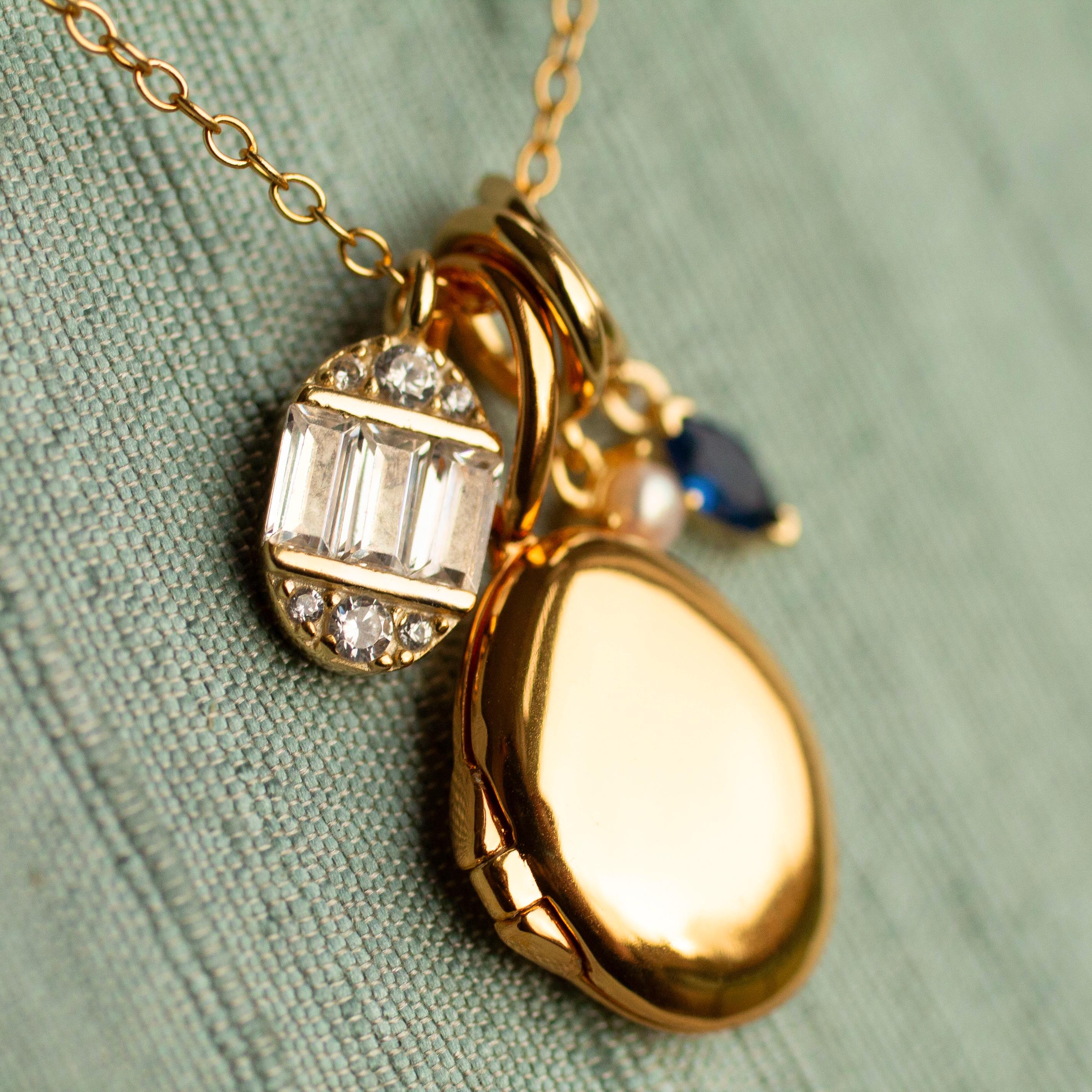 A jewelled gold and onyx egg pendant, probably Fabergé, St Petersburg, circa 189