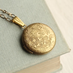 Victorian Flower Locket Necklace, Antique Gold Engraved Inscription Personalised Photo Locket Round Bridal Bouquet Wedding Jewelry LKGP-27