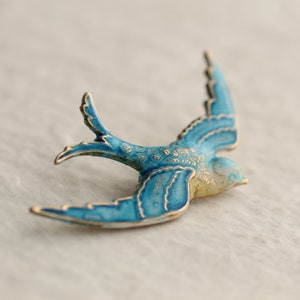 Broche oiseau hirondelle, oiseau bleu ciel, broche oiseau bleu, insigne bleu bleuet des années 50, broche rétro des années 50, broche oiseau bleu image 1