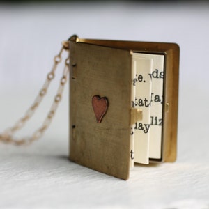 Buch Medaillon Halskette, durchdachtes Geschenk, personalisierte Schwester Tochter Geschenk, literarisches Geschenk, Abschlusshalskette, personalisiertes Geschenk, GROSSES BUCH