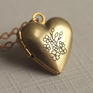 Collier médaillon coeur Myosotis avec photos, petit médaillon en or avec photos, médaillon coeur personnalisé, collier fleur de naissance LKGP-24