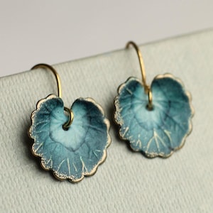 Boucles d'oreilles feuille bleu nuit : breloques Art nouveau nénuphar peintes à la main